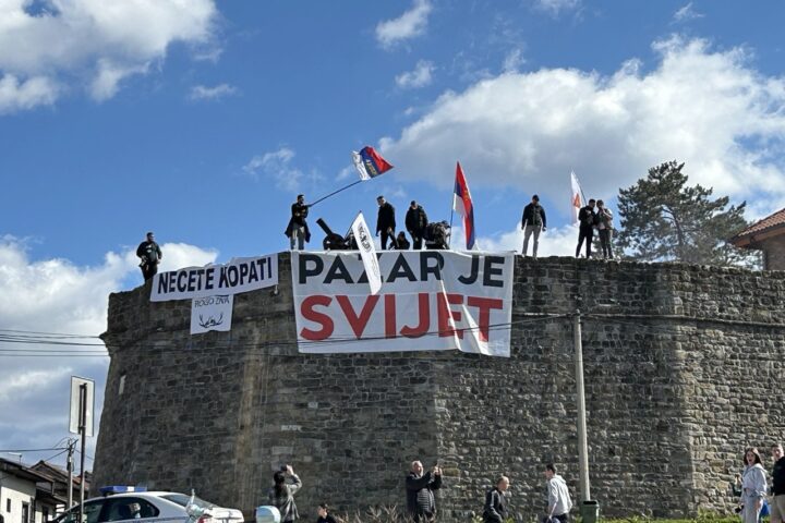 Natpis: "Pazar je svijet"