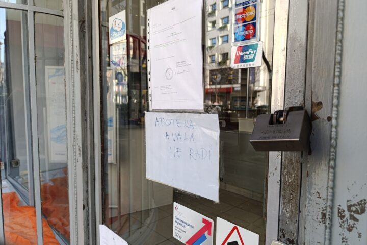 katanac na vratima apoteke