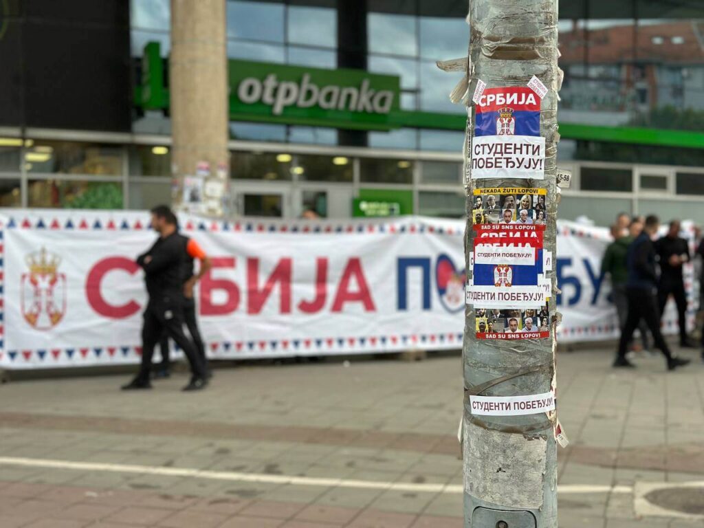 Kampanja pre kampanje: Studenti dele flajere, SNS novac ili, po rečima opozicije, „milostinju”