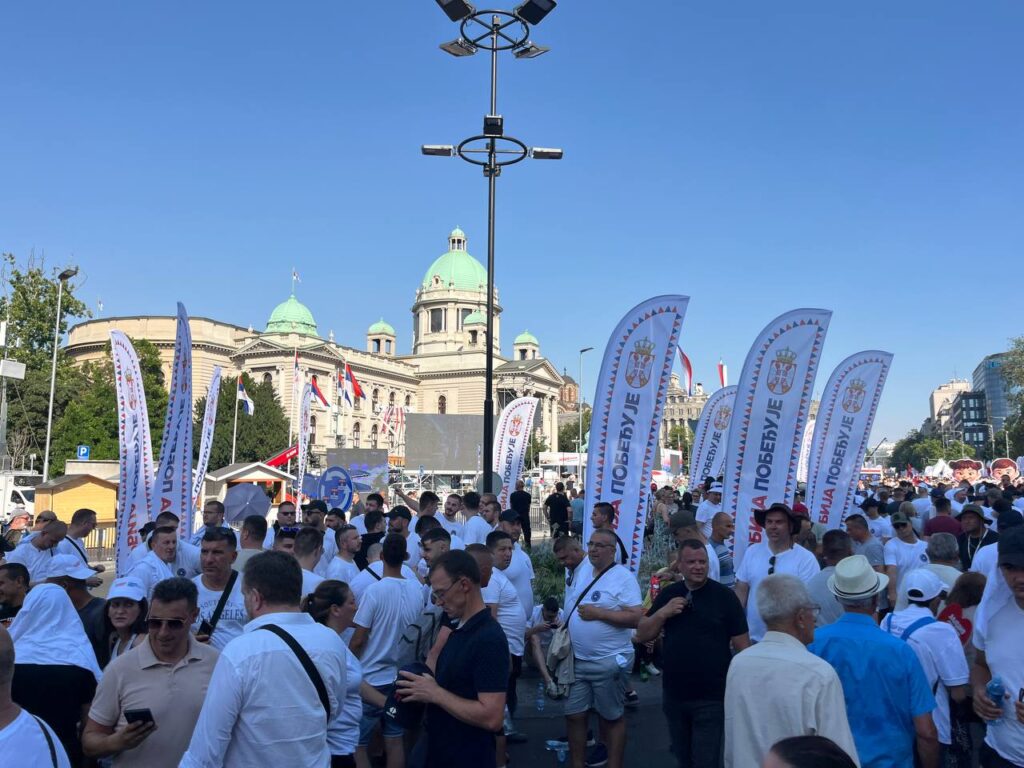 Lekovi, obnova štale, teren za košarku: Da li klijentelistička kampanja može SNS-u da dovede nove birače?